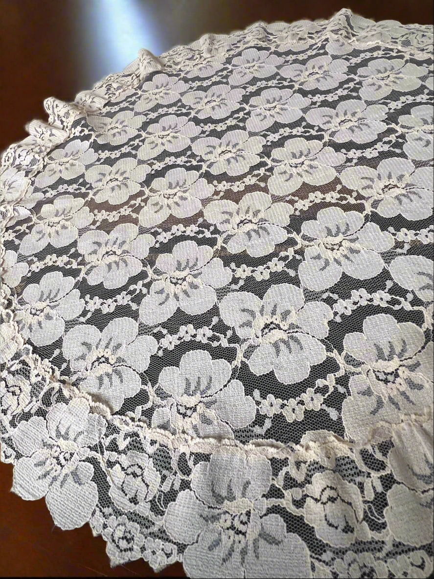 ๐ธ Beautiful Vintage Antique Lace Table Runner ๐ Round Design ๐๏ธ