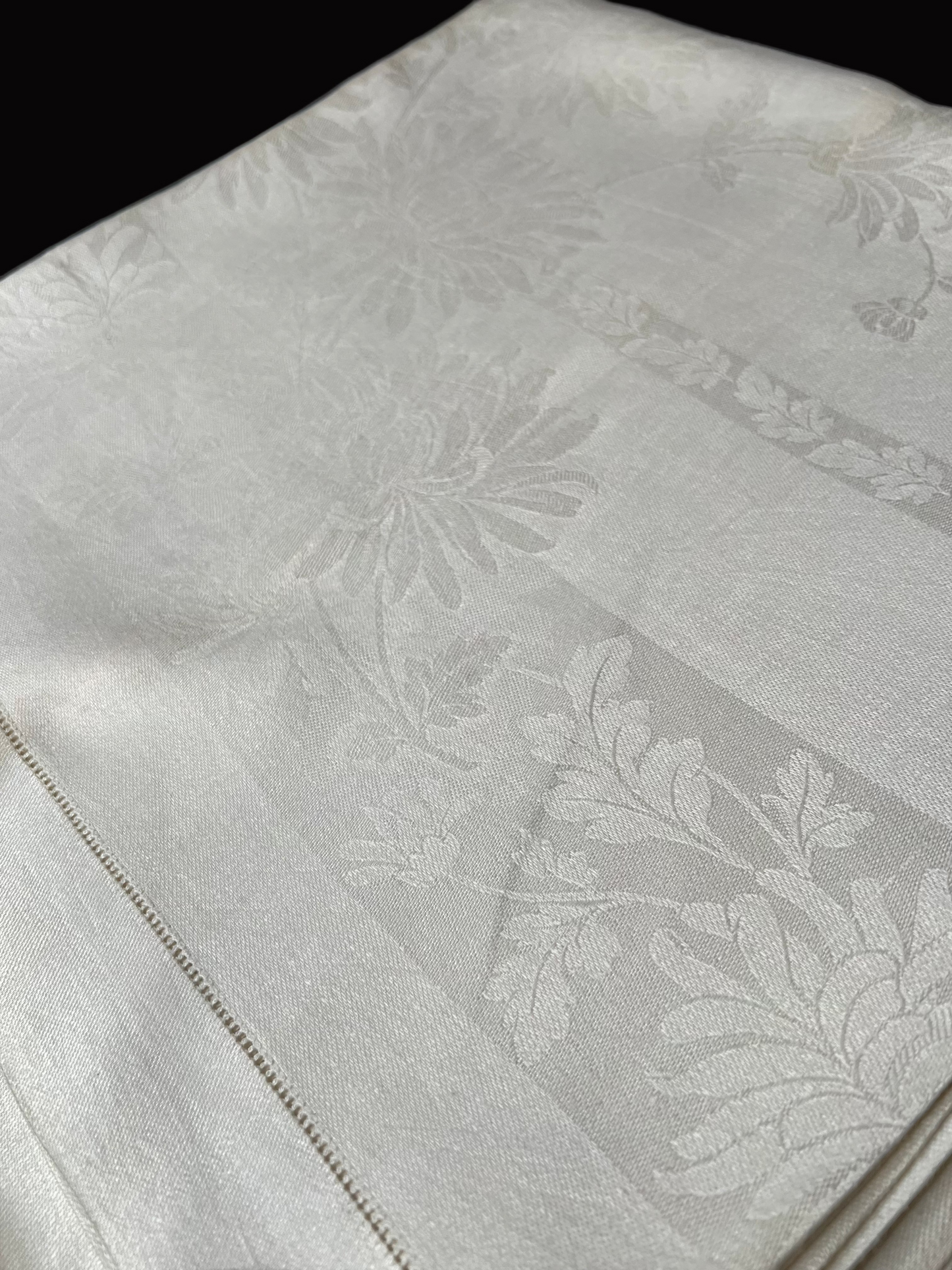 πΌ Vintage Off-White Formal Tablecloth πΏ Floral & Leaf Design | 64x66 Inches ποΈ