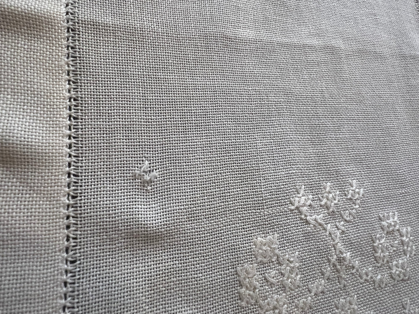 🧺 Antique Vintage Basket Weave Linen Table Runner 🌸 Cross-Stitch Design 🌿