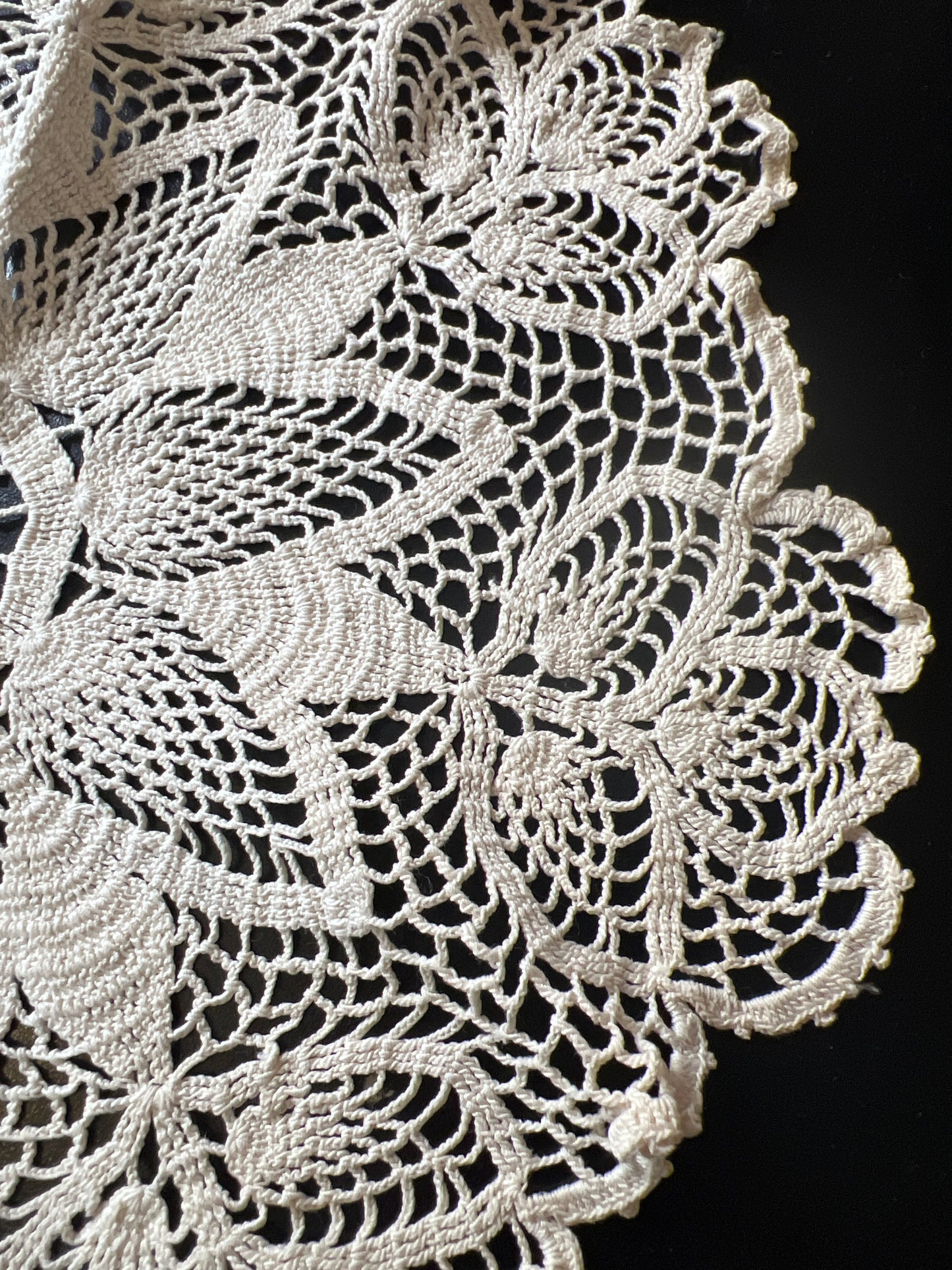 🌿 Vintage Antique Crocheted Doily – 14" Round