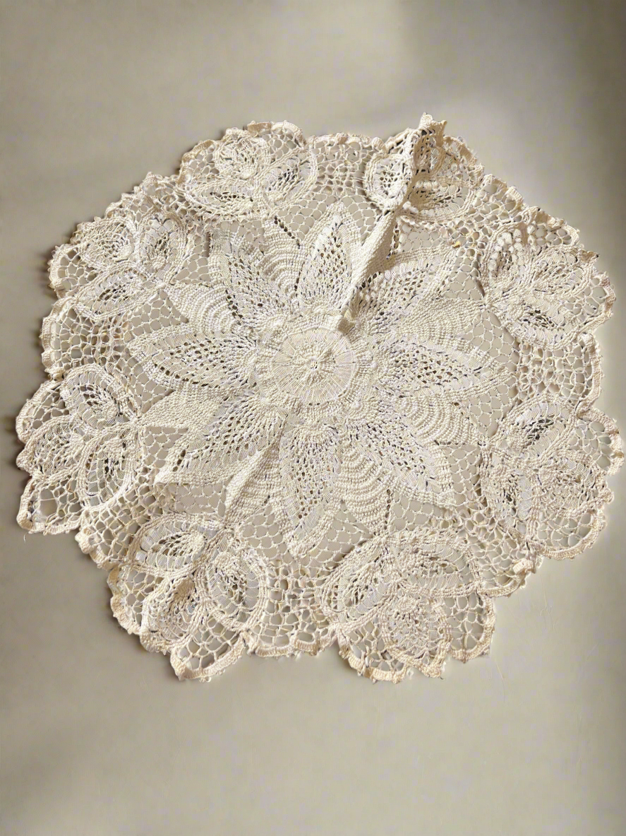 🌿 Vintage Antique Crocheted Doily – 14" Round