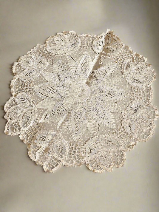 🌿 Vintage Antique Crocheted Doily – 14" Round