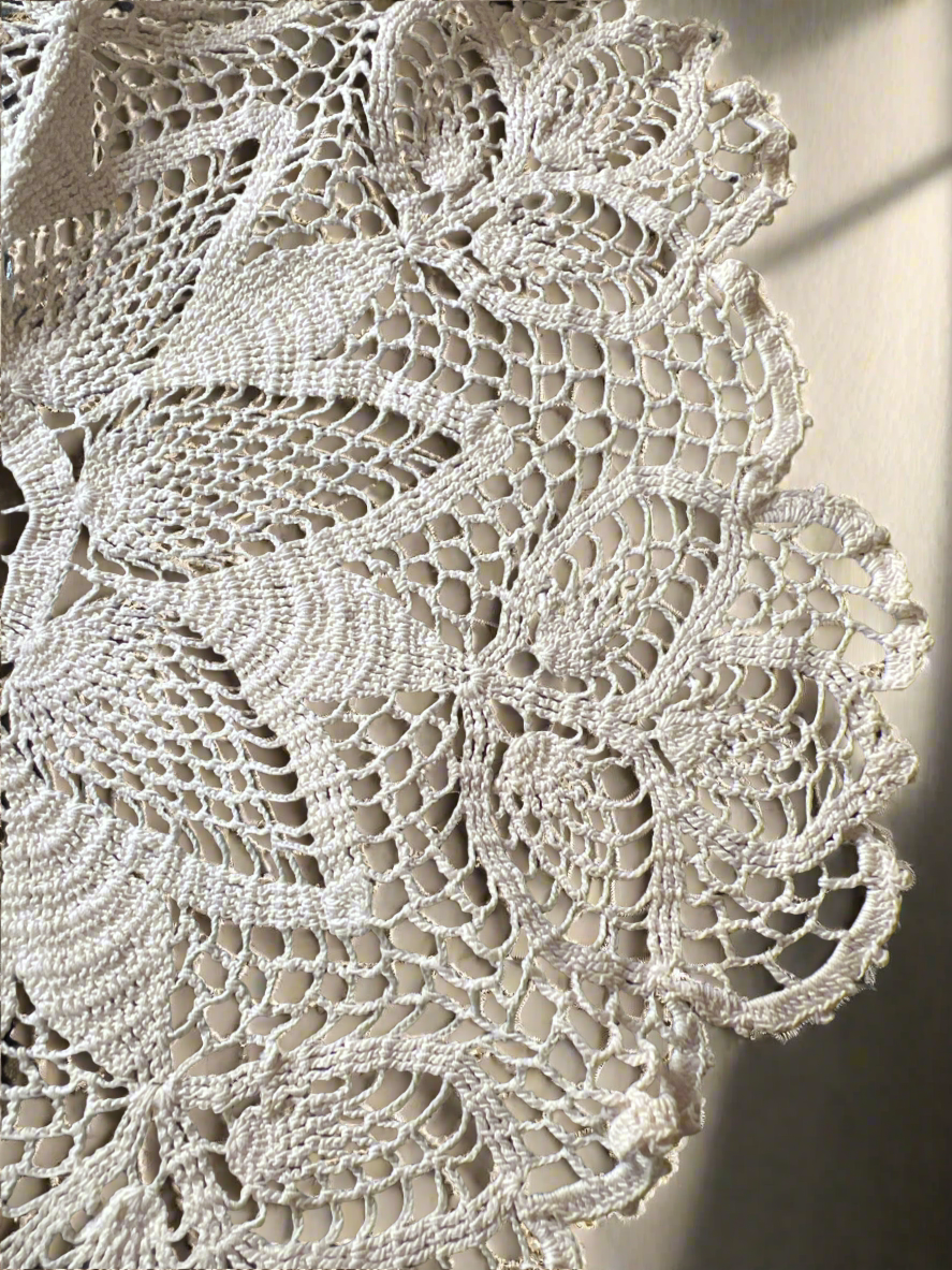 🌿 Vintage Antique Crocheted Doily – 14" Round