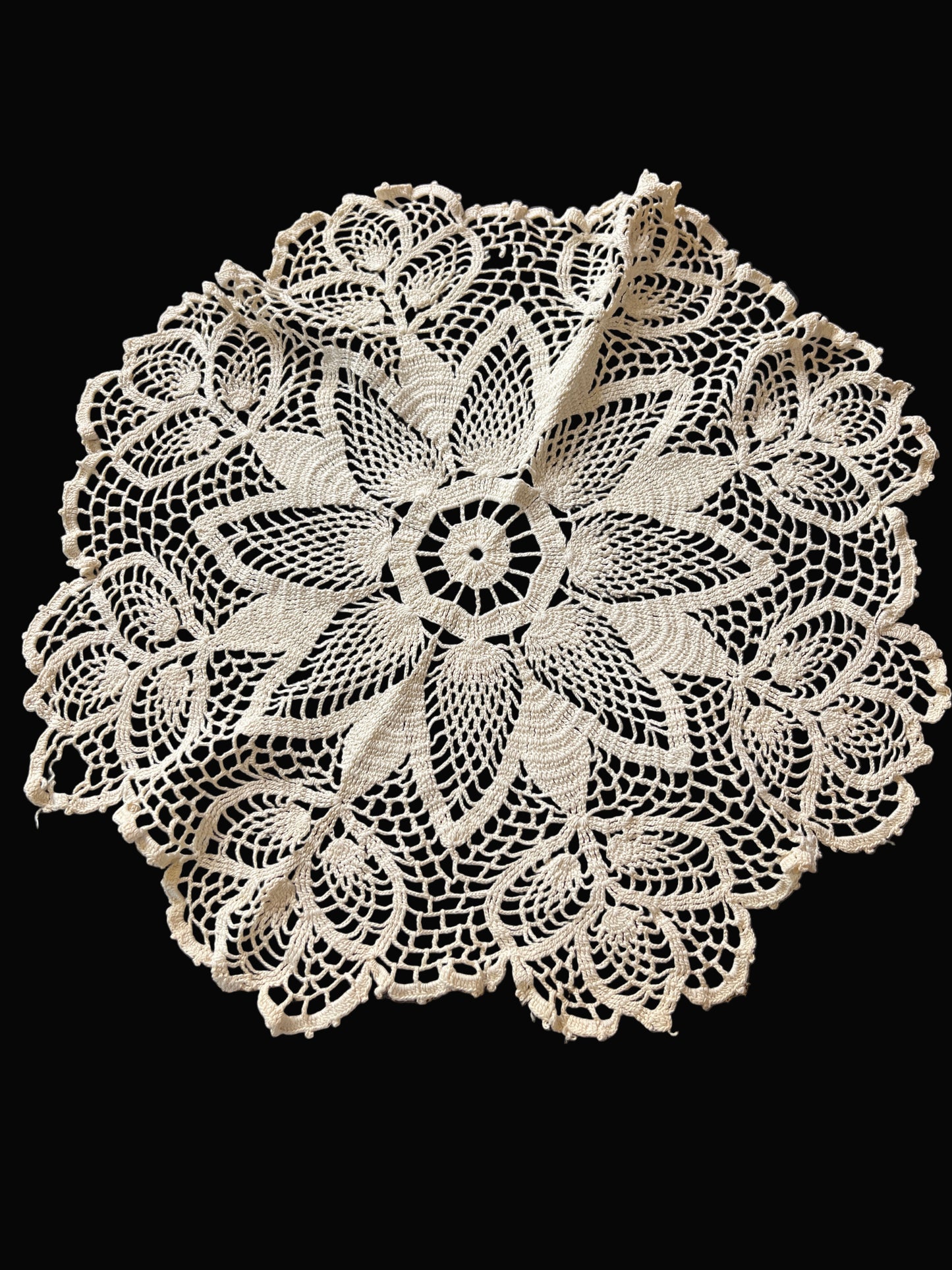 🌿 Vintage Antique Crocheted Doily – 14" Round