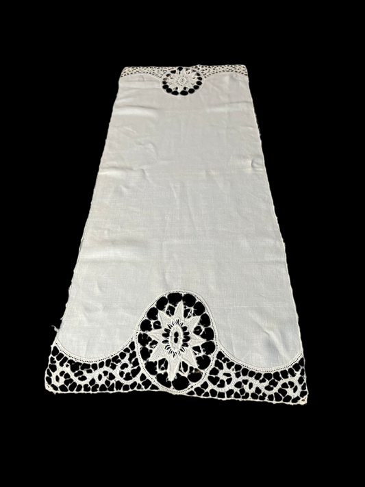 🍀 Vintage Antique Irish Linen Table Runner 🌸 Handcrafted Crochet Detailing 🧵