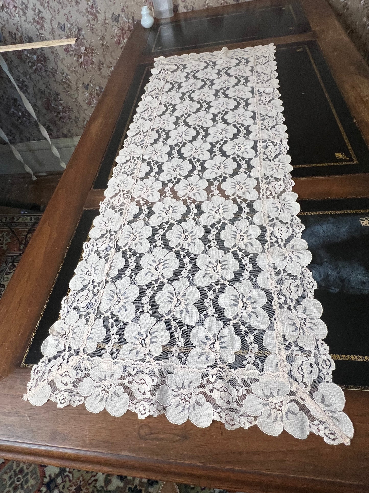 🍑 Vintage Lace Table Runner 🌸 Soft Peach Elegance 🕊️