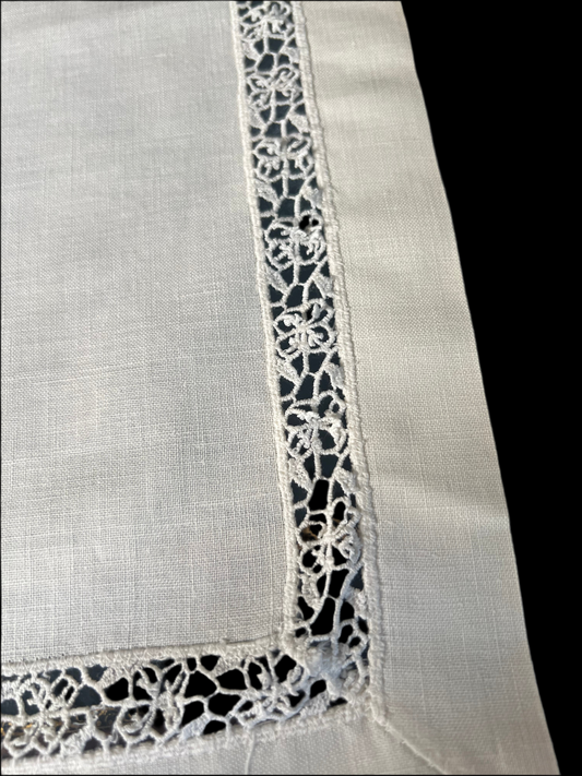 🍀 Beautiful Antique Vintage Irish Linen Table Runner 🌸 Crochet Inset 🧵