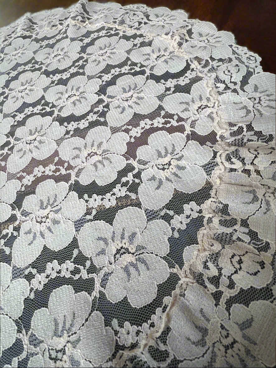 🌸 Beautiful Vintage Antique Lace Table Runner 🍑 Round Design 🕊️
