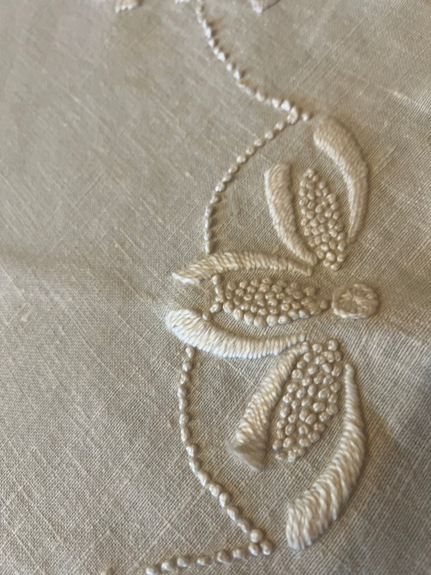 🌿 Vintage Heavy Linen Tablecloth 🌸 Hand Embroidered Elegance 🕊️