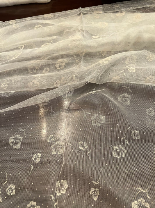 🌟 Vintage Mid-Century Sheer Gold Flocked Floral Curtain Panel – 84” x 36” with Scalloped Edges 🌟