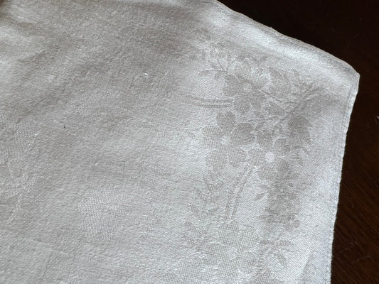 🌿 Vintage White Floral Napkins – Set of 5, 22" x 22"