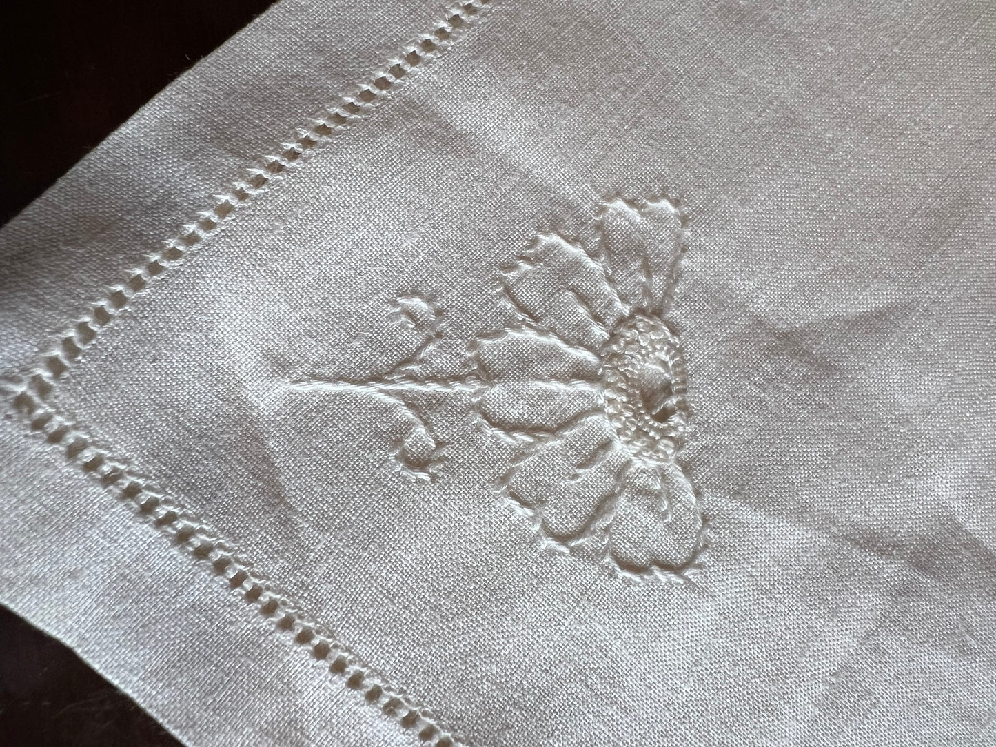 🌸 Vintage Irish Linen Napkins – Set of 4, 11" x 11" with Embroidered Flowers