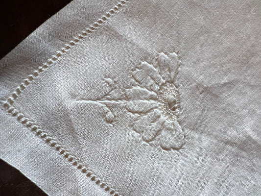 🌸 Vintage Irish Linen Napkins – Set of 4, 11" x 11" with Embroidered Flowers