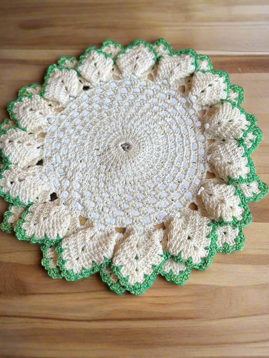 💚 Vintage Crocheted Doily – White with Green Edges, 8" x 8"
