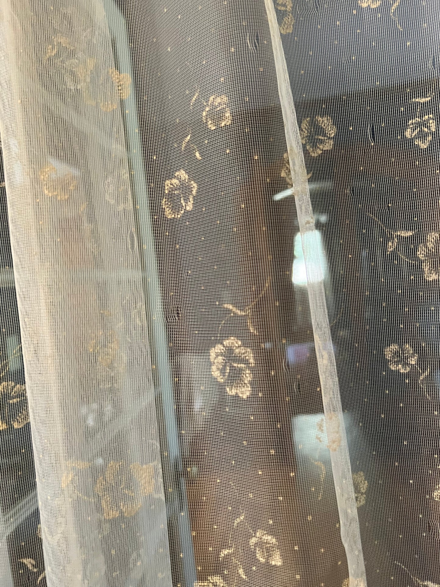 🌟 Vintage Mid-Century Sheer Gold Flocked Floral Curtain Panel – 84” x 36” with Scalloped Edges 🌟