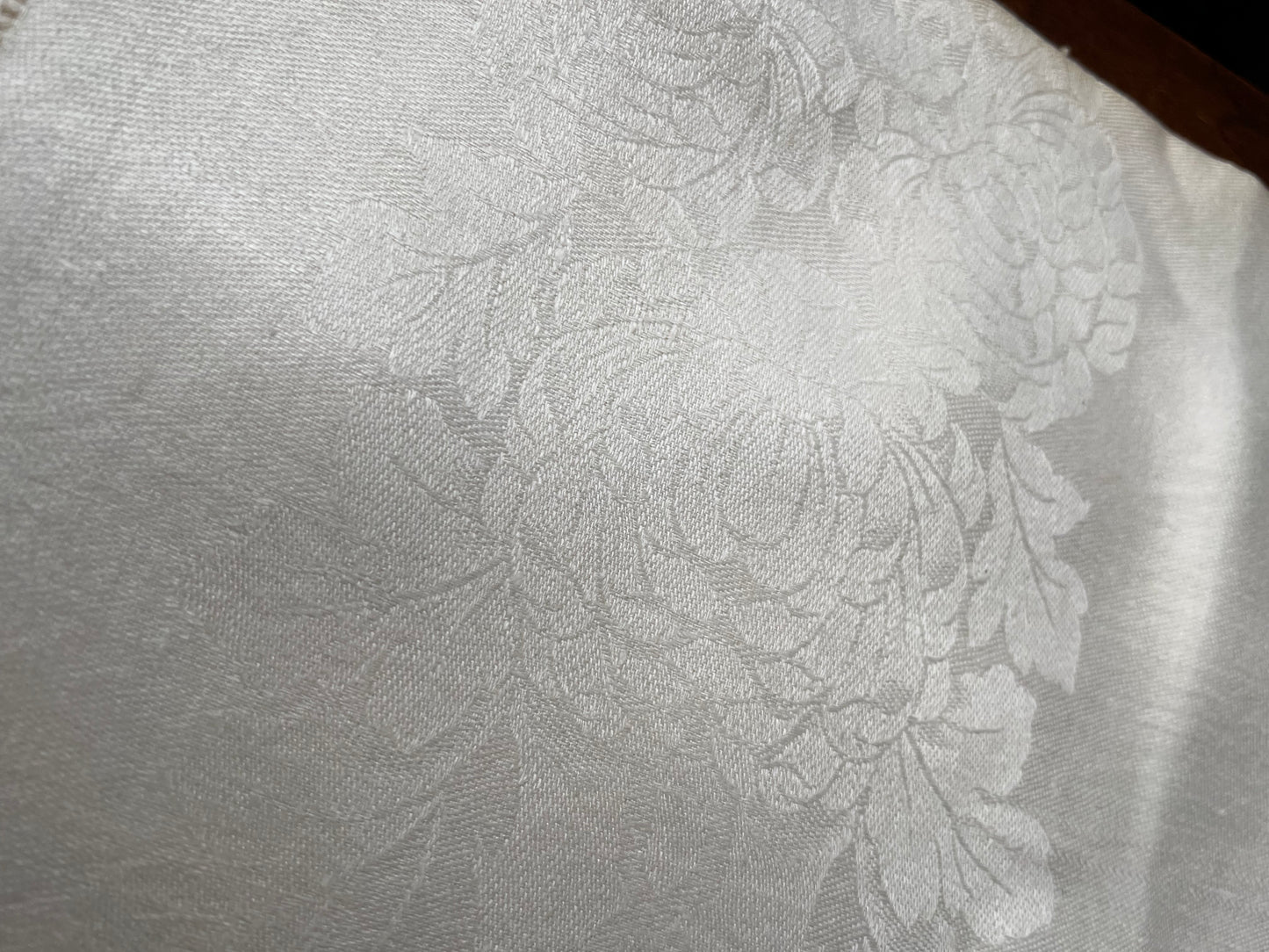 🌸 Off-White Tablecloth 🌿 Roses & Ribbon Design 🕊️ Elegant Vintage Charm ✨